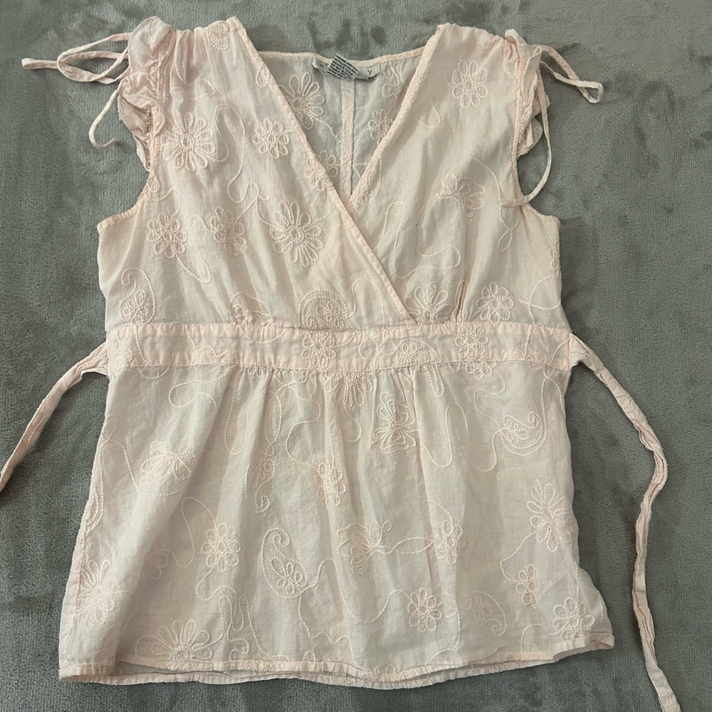 V- neck floral baby pink cap sleeve blouse - Picture 2 of 11